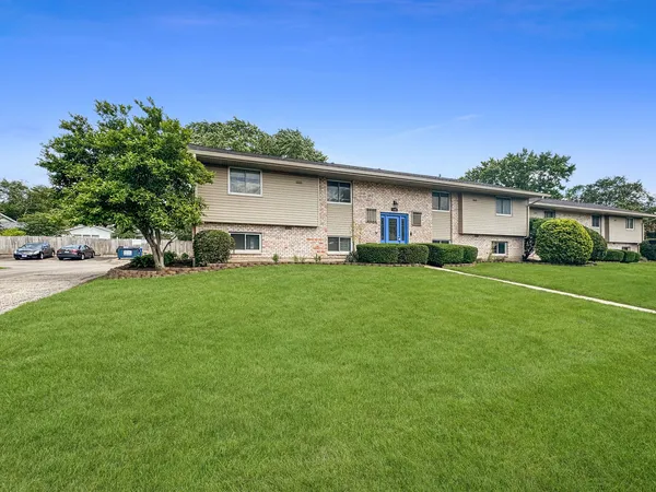$235,000 | 1342 South 14th Street, Unit B2, St. Charles, IL 60174