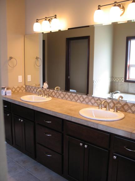 8970 Coolidge Road, Unit 6 Yakima, WA 98903 - Photo 12 of 15 a bathroom with a sink and a mirror