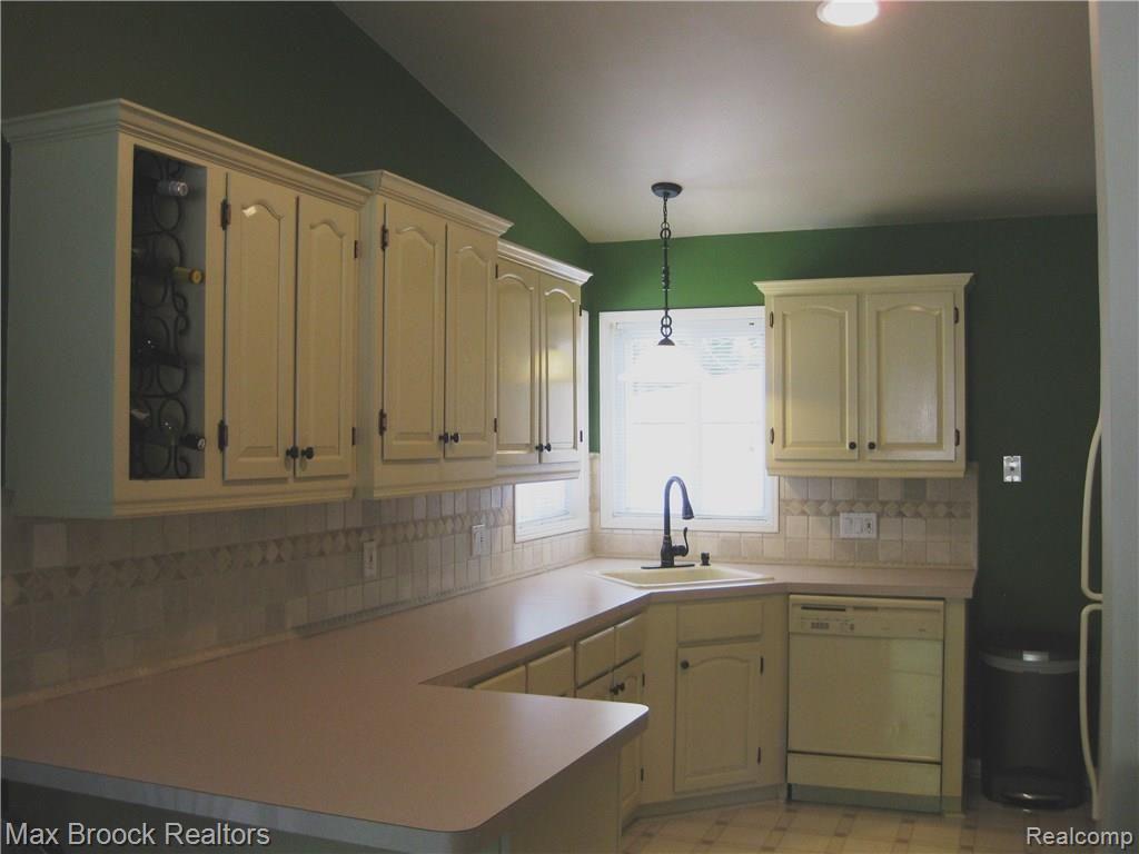 31533 Marblehead Road Farmington, MI 48336 - Photo 8 of 38 Note Wine-Rack in Cabinetry.jpg