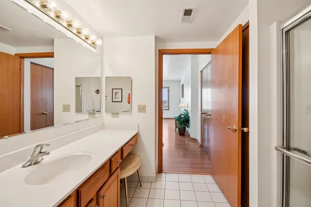 $240,000 | 10720 South Washington Street, Unit 406, Oak Lawn, IL 60453