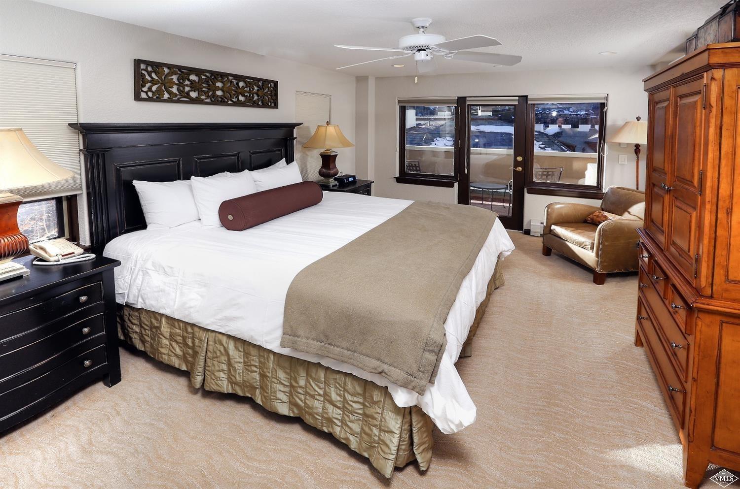 210 Offerson Road, Unit 308WEEK 51 Beaver Creek, CO 81620 - Photo 9 of 20 a spacious bedroom with a bed and a large window