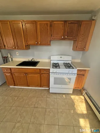 $1,400 | 76 Birdsey Street, Unit 2L, Bridgeport, CT 06610