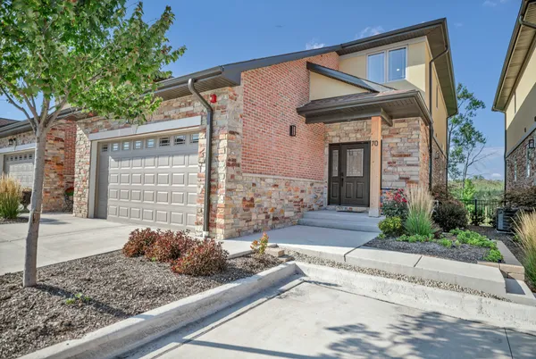 $690,000 | 70 Prairie Court, Wheeling, IL 60090