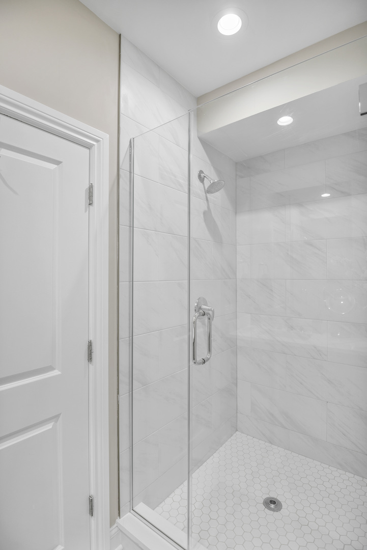 70 Prairie Court Wheeling, IL 60090 - Photo 17 of 44 a bathroom with a shower
