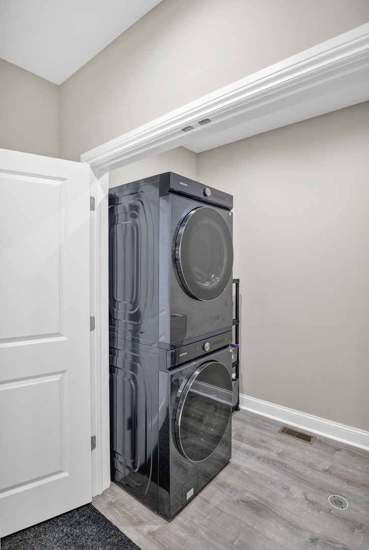 70 Prairie Court Wheeling, IL 60090 - Photo 18 of 44 a utility room with dryer and washer