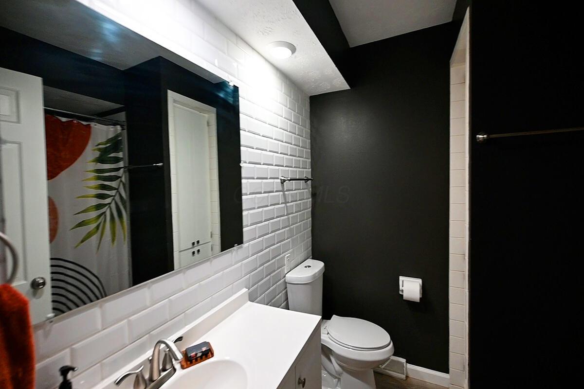 2099 White Road Grove City, OH 43123 - Photo 19 of 51 Hallway Full Bath