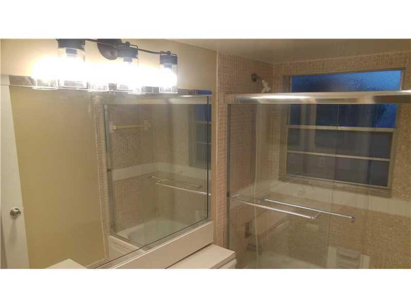 383 Fanshaw J, Unit 383 Boca Raton, FL 33434 - Photo 14 of 16 Bathroom
