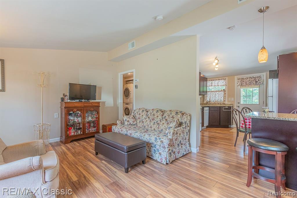 1833 Scheifle Road Walled Lake, MI 48390 - Photo 7 of 31