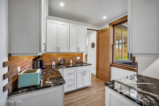 $999,000 | 4537 Old Walland Highway, Walland, TN 37886