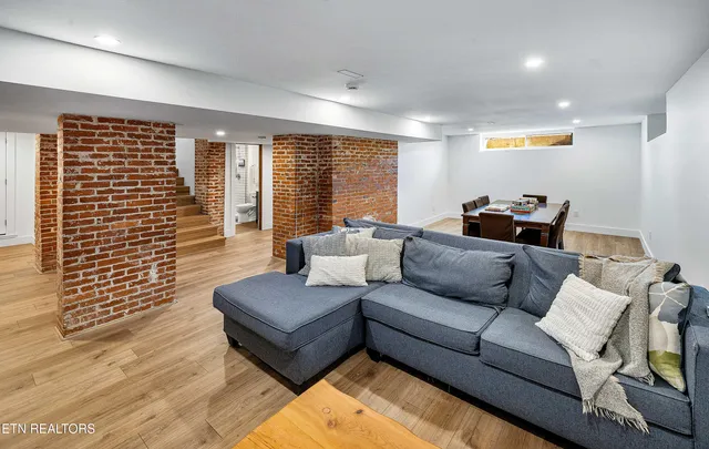 $999,000 | 4537 Old Walland Highway, Walland, TN 37886