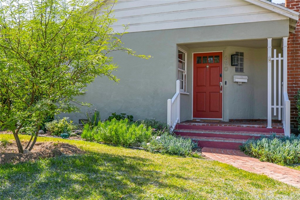 690 Arden Avenue Glendale, CA 91202 - Photo 8 of 70 a view of a house with a yard