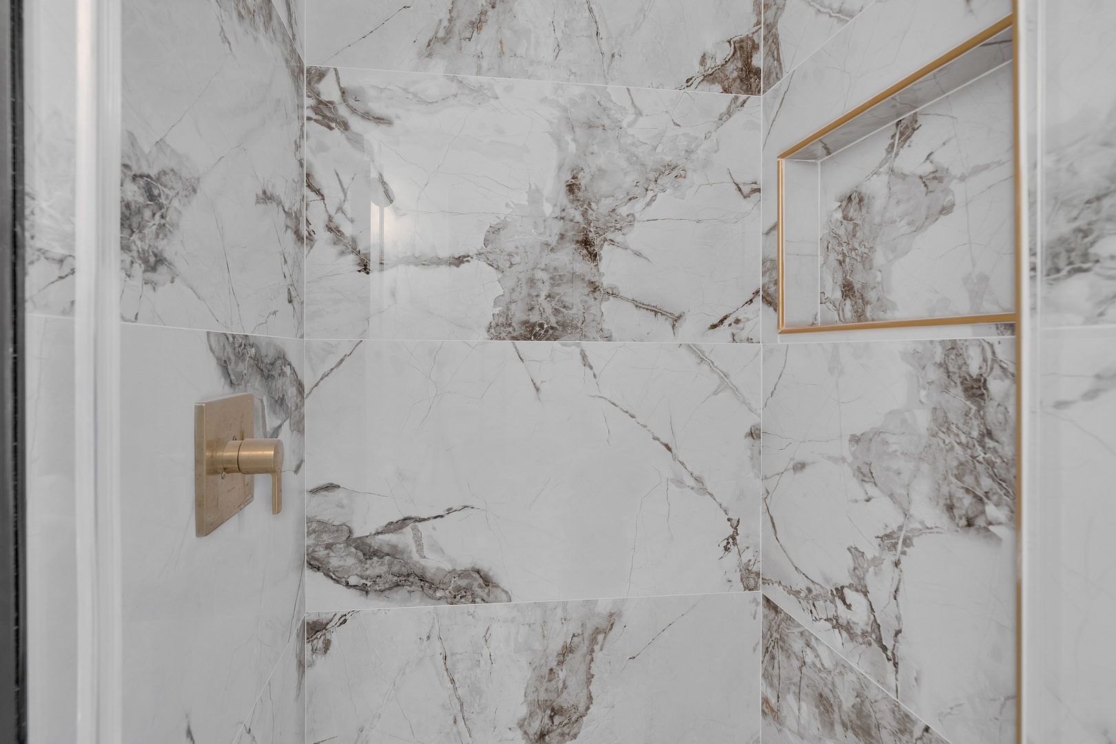 410 Kickapoo Avenue Batavia, IL 60510 - Photo 15 of 25 a bathroom with a shower