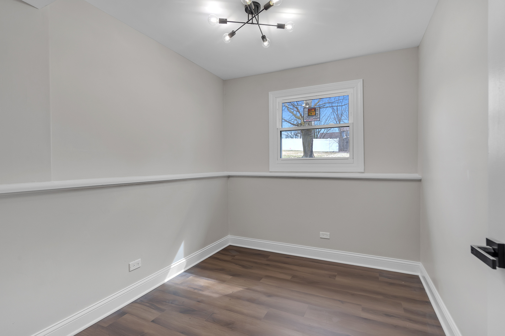 410 Kickapoo Avenue Batavia, IL 60510 - Photo 17 of 25 an empty room with wooden floor and windows