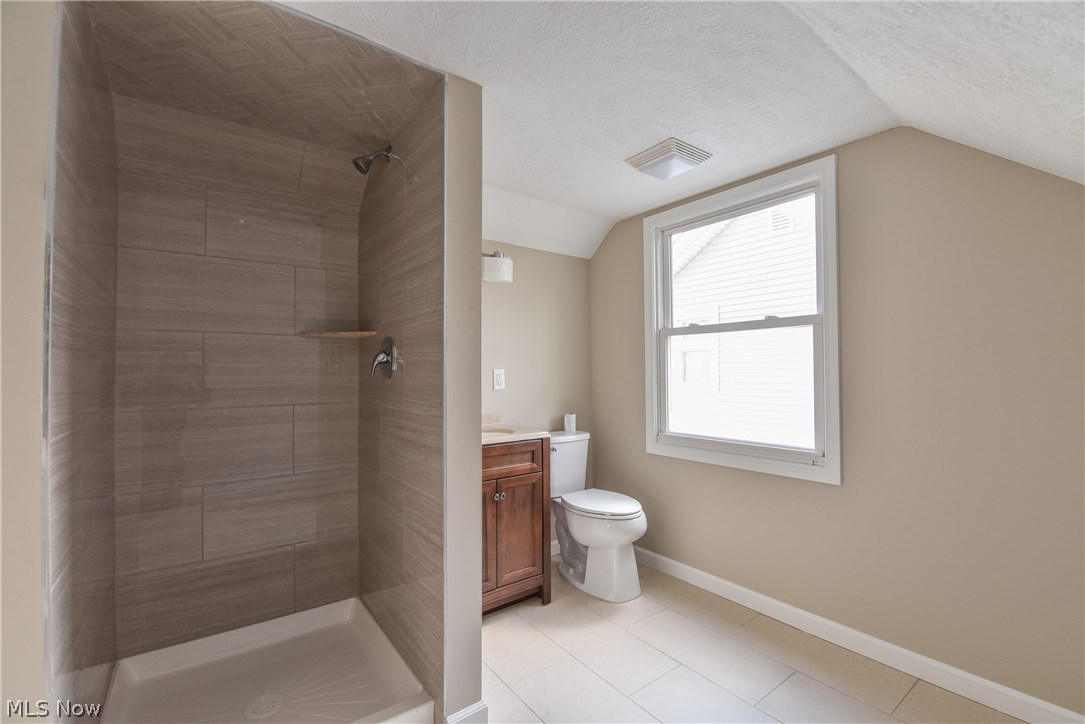 5655 Shawnee Road Cleveland, OH 44124 - Photo 13 of 14 2nd floor master bath