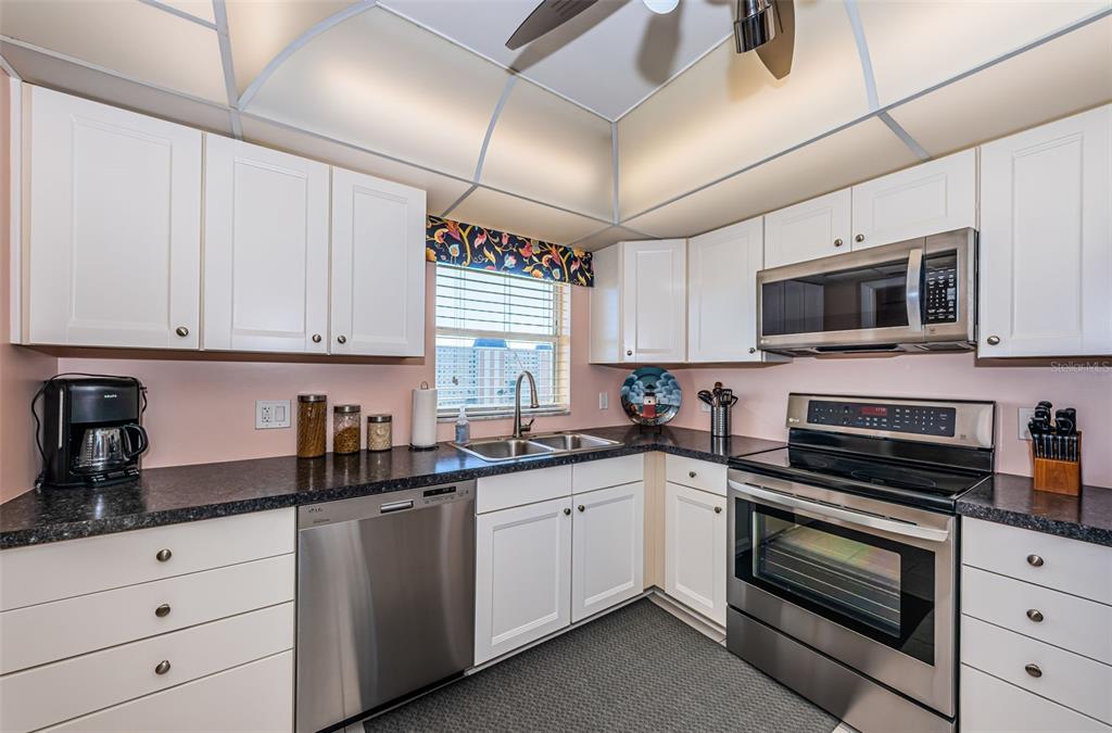 4725 Cove Circle, Unit 808 St. Petersburg, FL 33708 - Photo 9 of 47