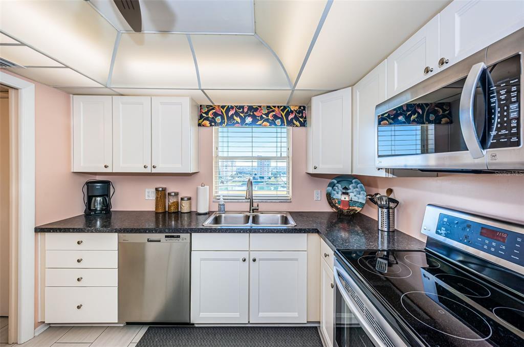 4725 Cove Circle, Unit 808 St. Petersburg, FL 33708 - Photo 10 of 47