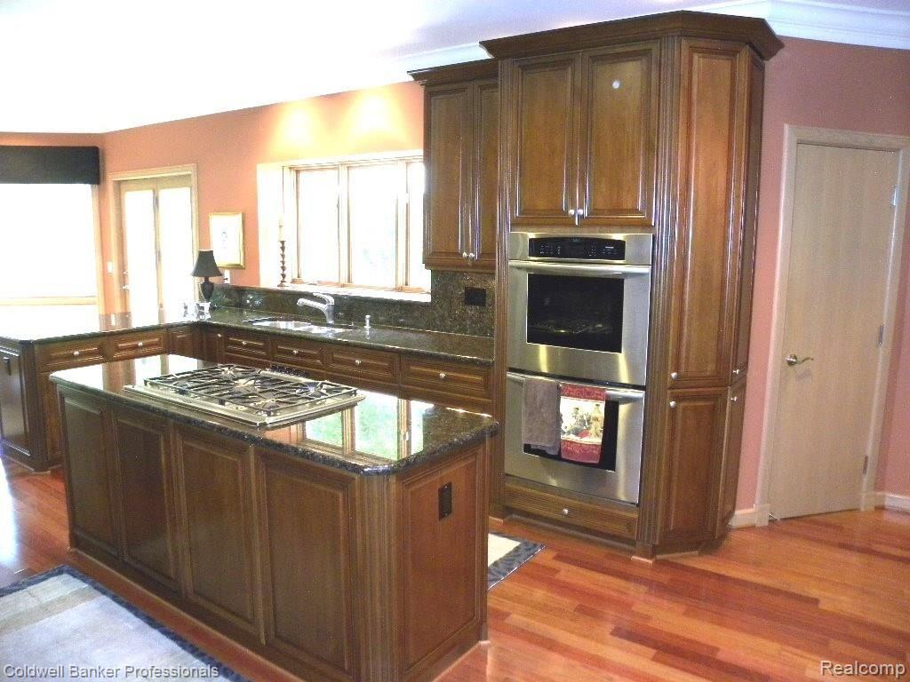 26219 Northpointe Farmington Hills, MI 48331 - Photo 3 of 31