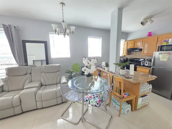 $1,700 | 1027 Pennsylvania Avenue, Unit 204, Miami Beach, FL 33139