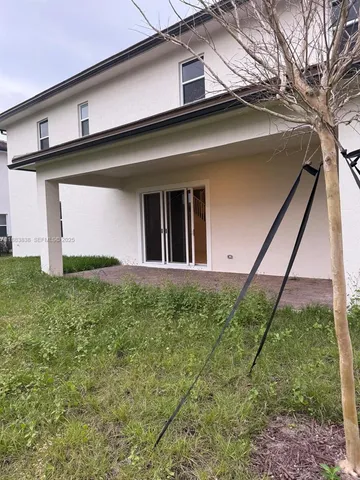 a view of a backyard