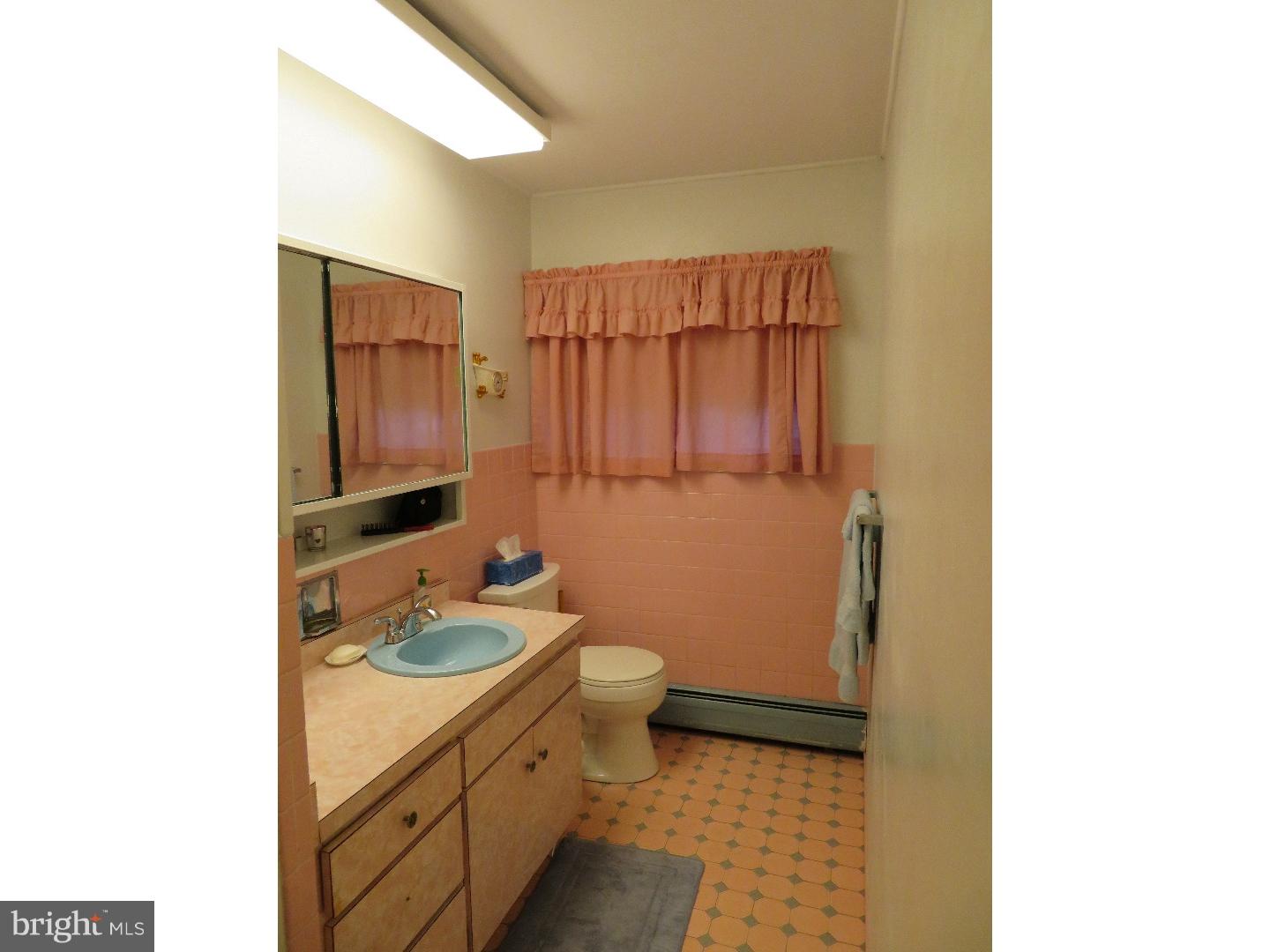 59 Flamingo Road Levittown, PA 19056 - Photo 14 of 24 Gallery Image 14
