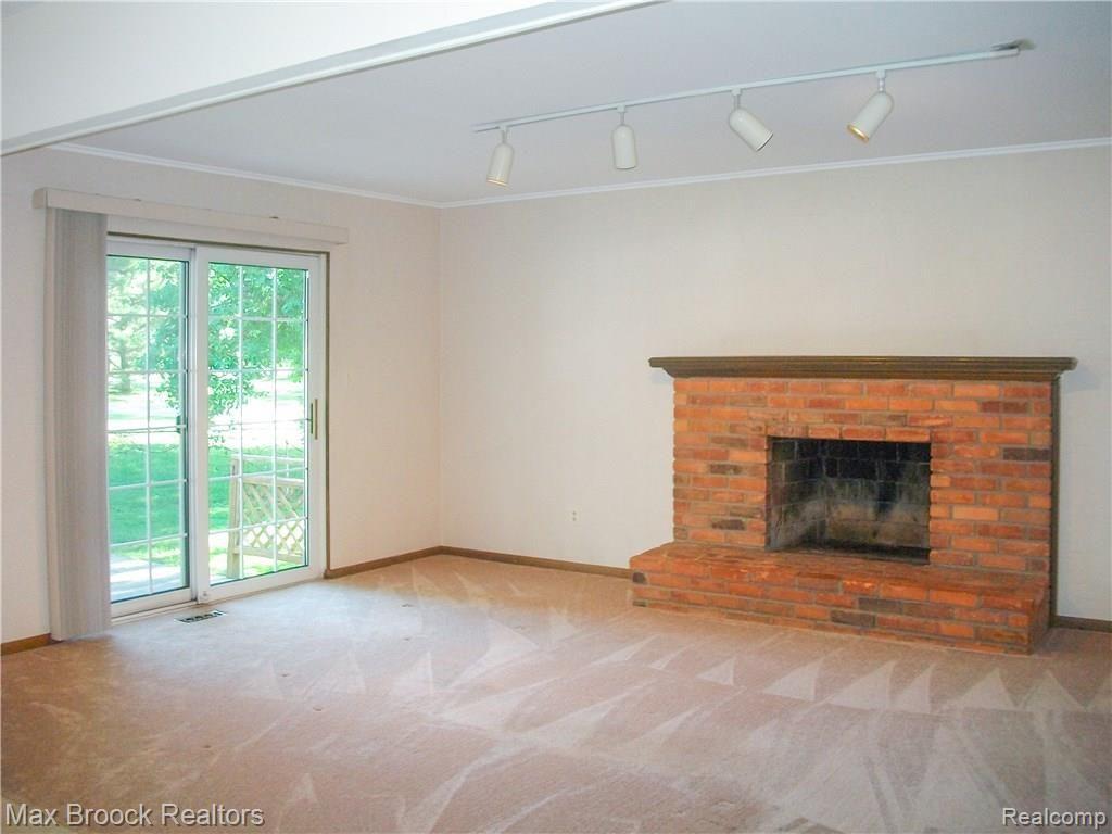 1730 Inverness Street Keego Harbor, MI 48320 - Photo 5 of 19