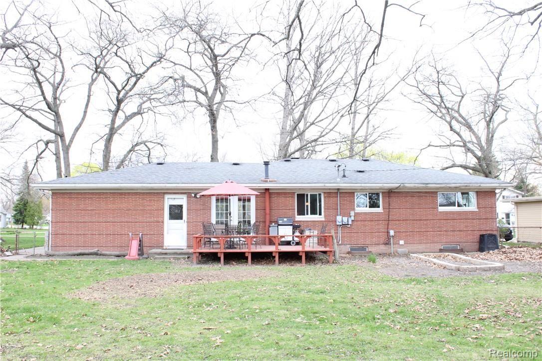 2441 Riverside Drive Port Huron, MI 48060 - Photo 9 of 39 backyard bbq!