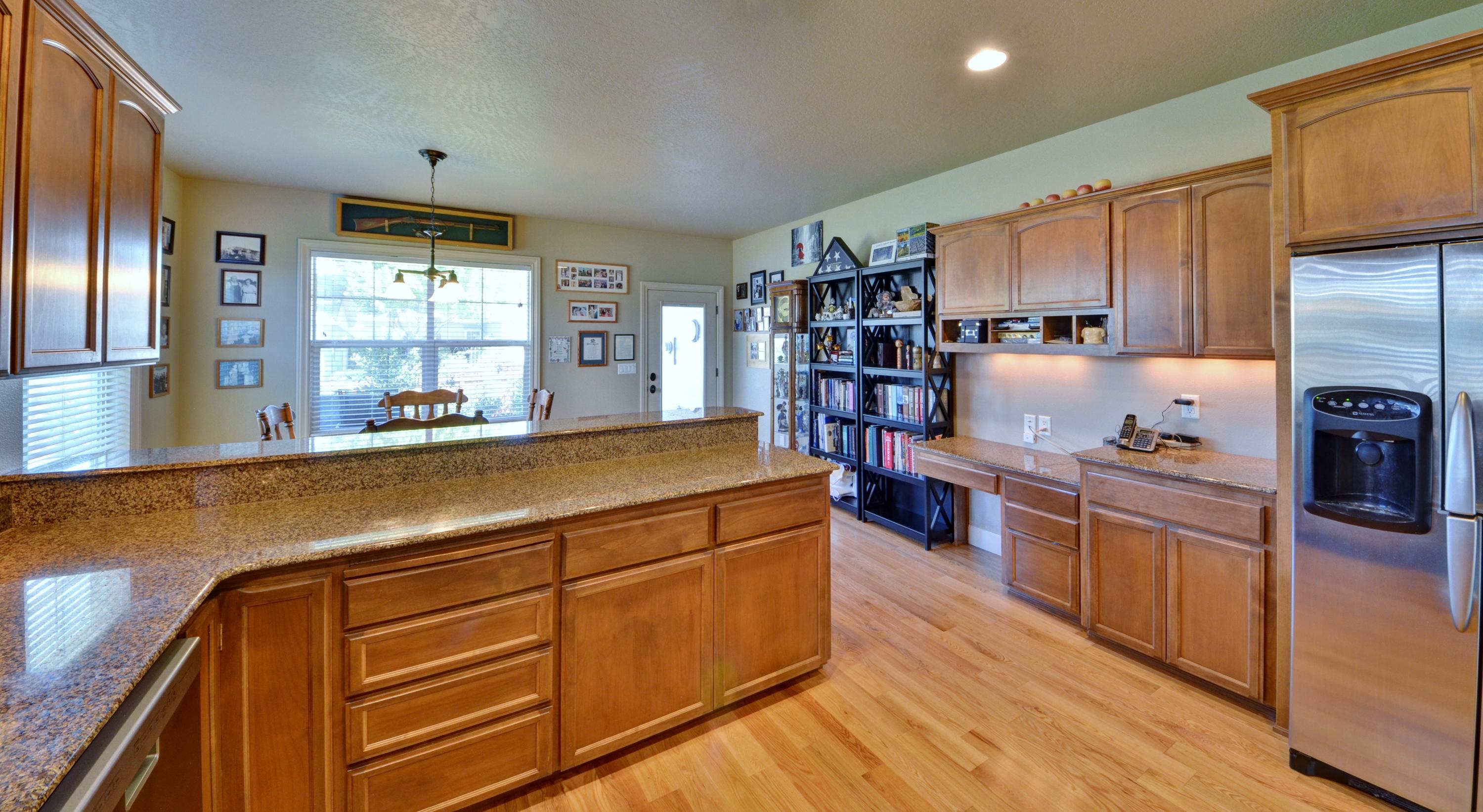 920 Buck Point Street Central Point, OR 97502 - Photo 11 of 40 038