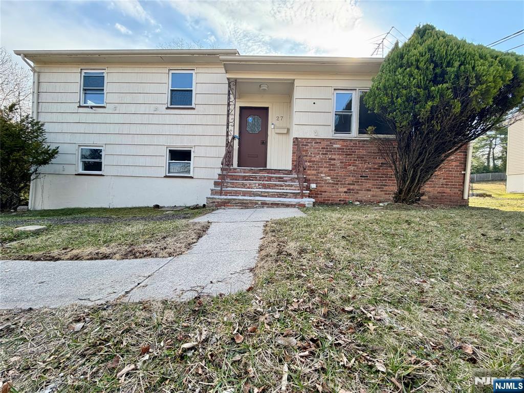 a view of a house with a yard