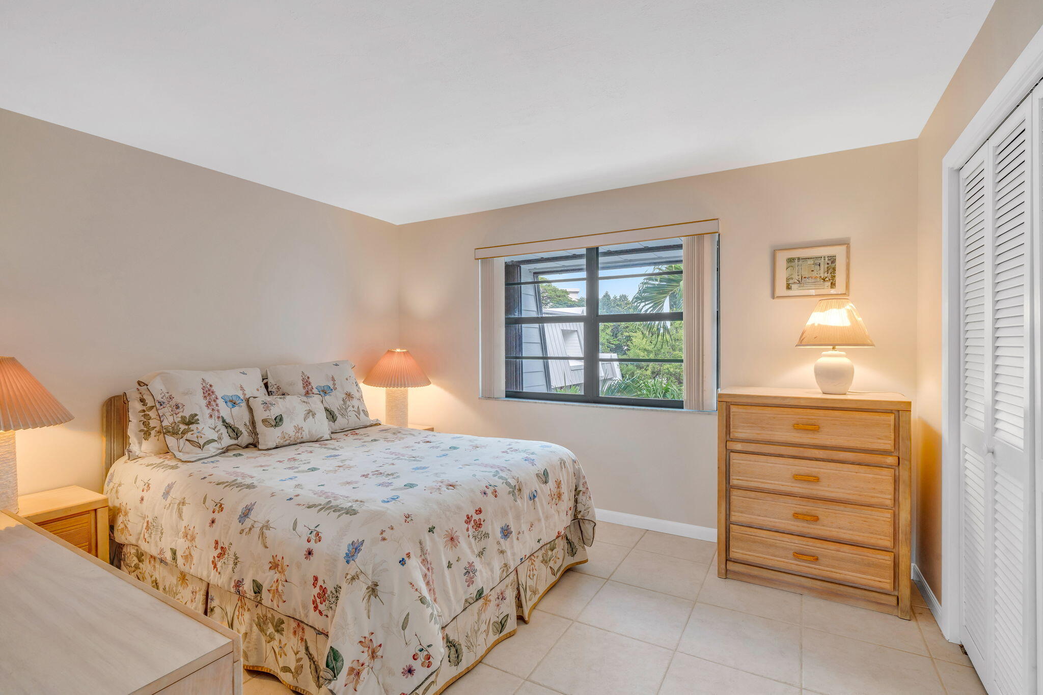 97652 Overseas Highway, Unit P6 Key Largo, FL 33037 - Photo 36 of 79 a bedroom with a bed and a window
