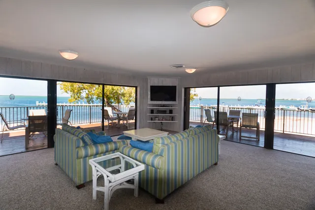 a picture of a room with a floor plan