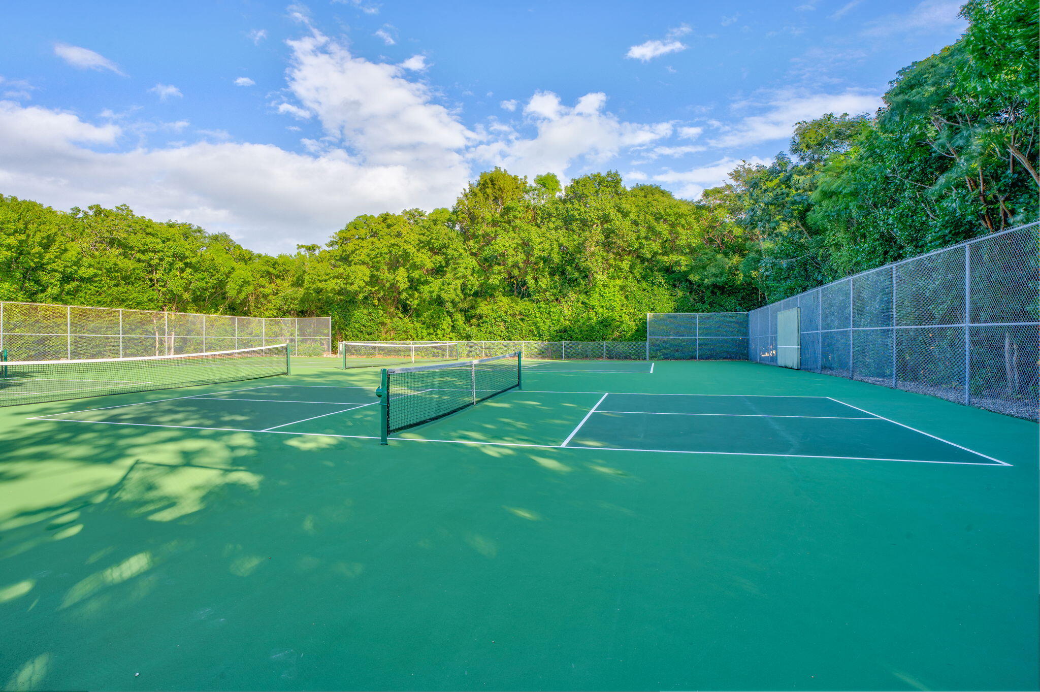 97652 Overseas Highway, Unit P6 Key Largo, FL 33037 - Photo 60 of 79 a view of a basketball court