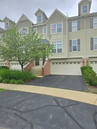 $2,700 | 3359 Kentshire Circle, Aurora, IL 60504
