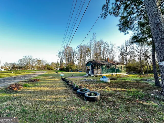 a view of a house with big yard