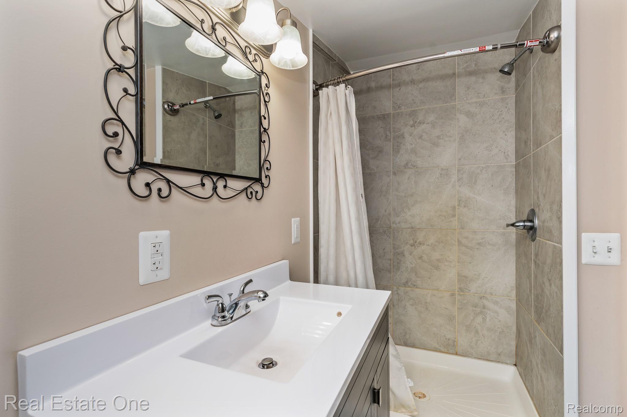 8047 Perry Road Grand Blanc, MI 48439 - Photo 46 of 48 Full bathroom upstairs in the In-Law Suite