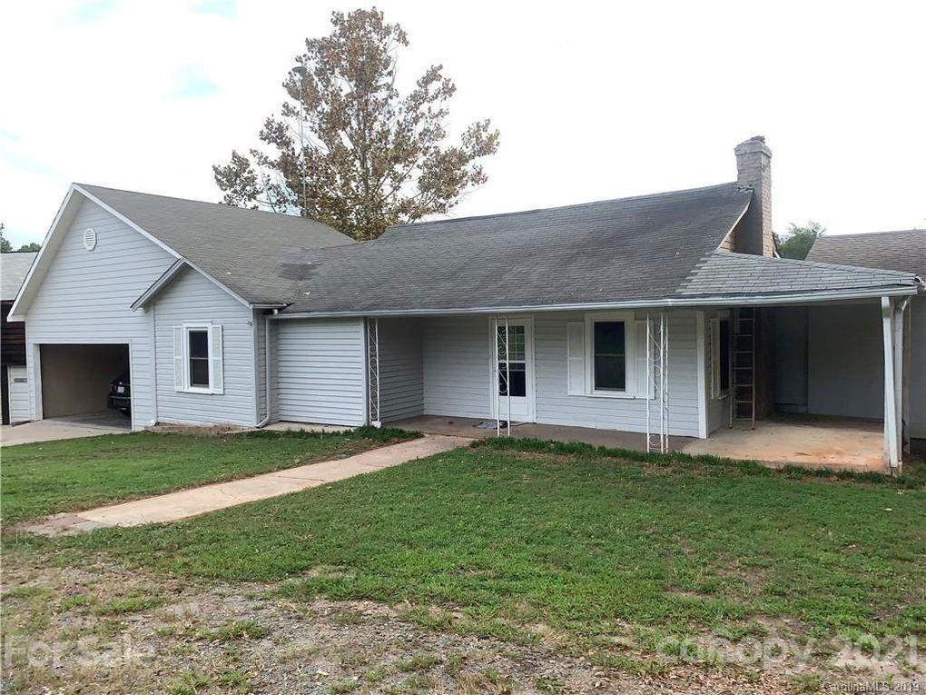 290 John Smith Road Rutherfordton, NC 28139 - Photo 16 of 16 a front view of a house with a garden
