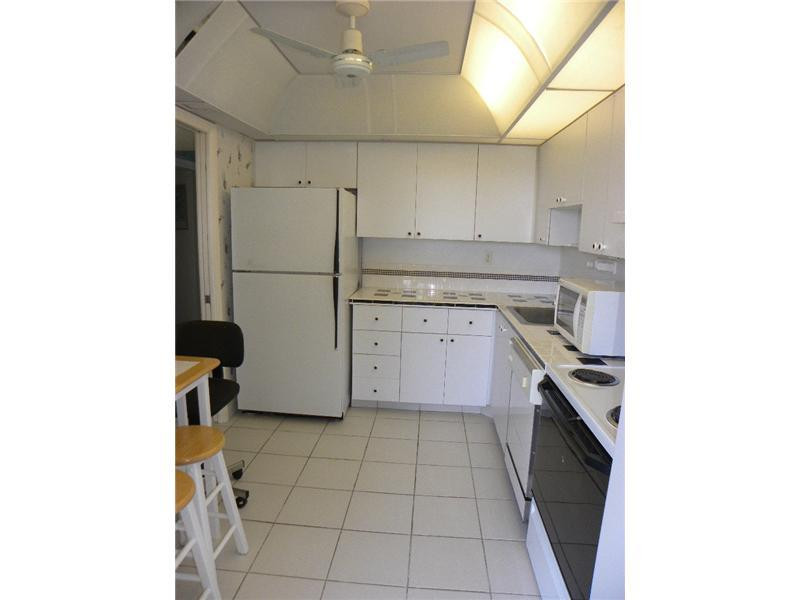3100 North Course Lane, Unit 502 Pompano Beach, FL 33069 - Photo 3 of 16 Kitchen