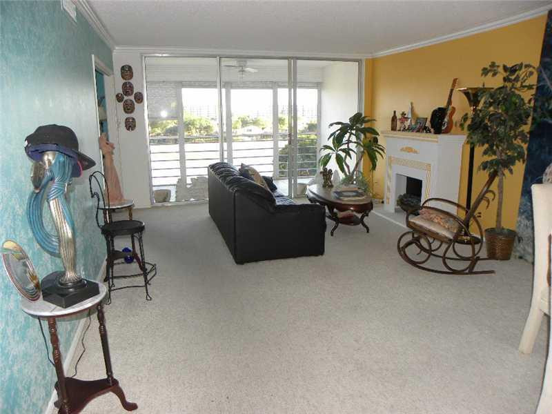 3100 North Course Lane, Unit 502 Pompano Beach, FL 33069 - Photo 5 of 16 Living Room