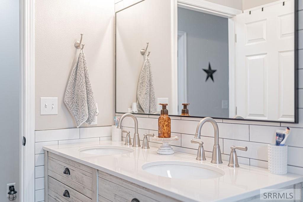 4216 Edgewood Circle Ammon, ID 83406 - Photo 22 of 33 Bathroom