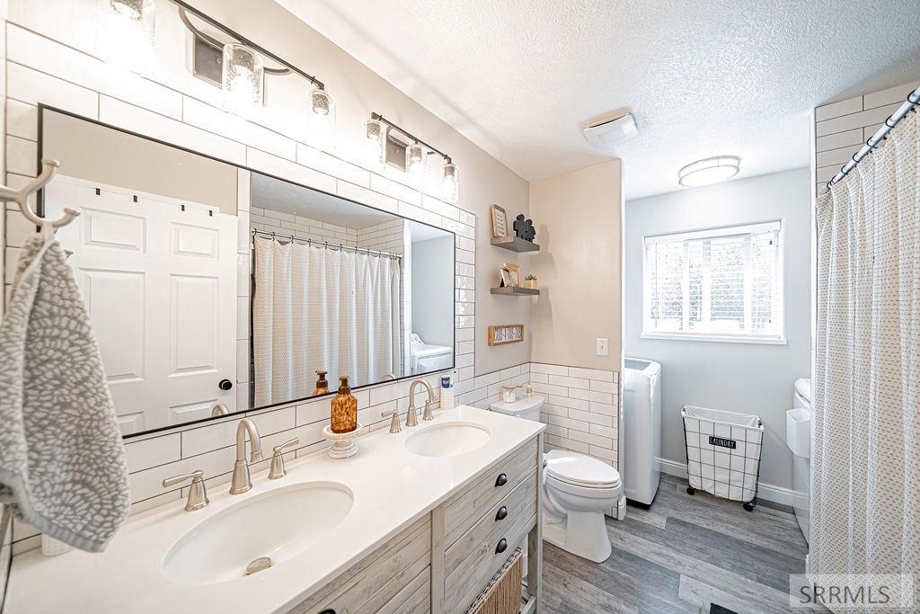 4216 Edgewood Circle Ammon, ID 83406 - Photo 23 of 33 Bathroom