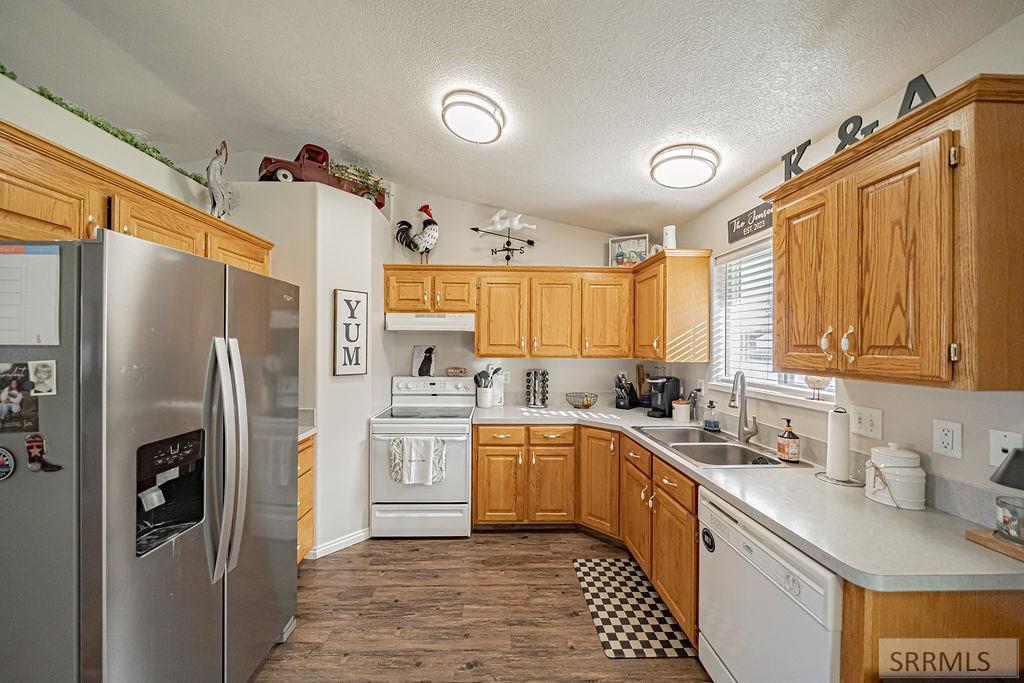 4216 Edgewood Circle Ammon, ID 83406 - Photo 7 of 33 Kitchen