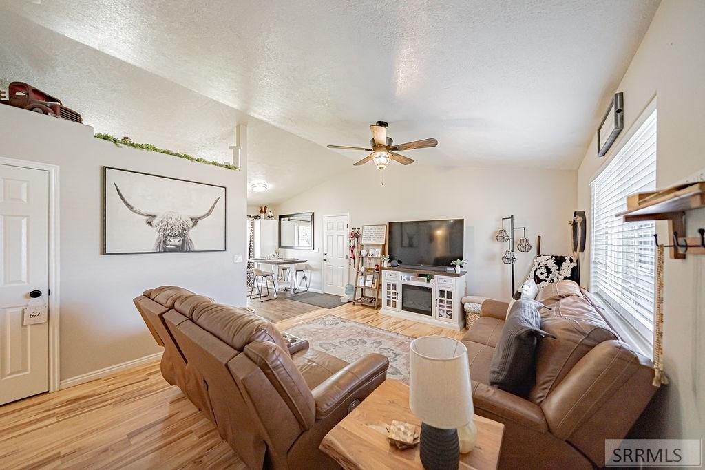 4216 Edgewood Circle Ammon, ID 83406 - Photo 10 of 33 Living Room