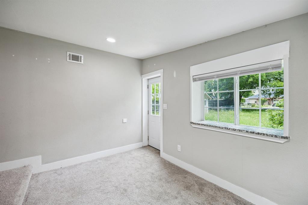 1605 South Walnut Street Sherman, TX 75090 - Photo 20 of 28 an empty room with a window