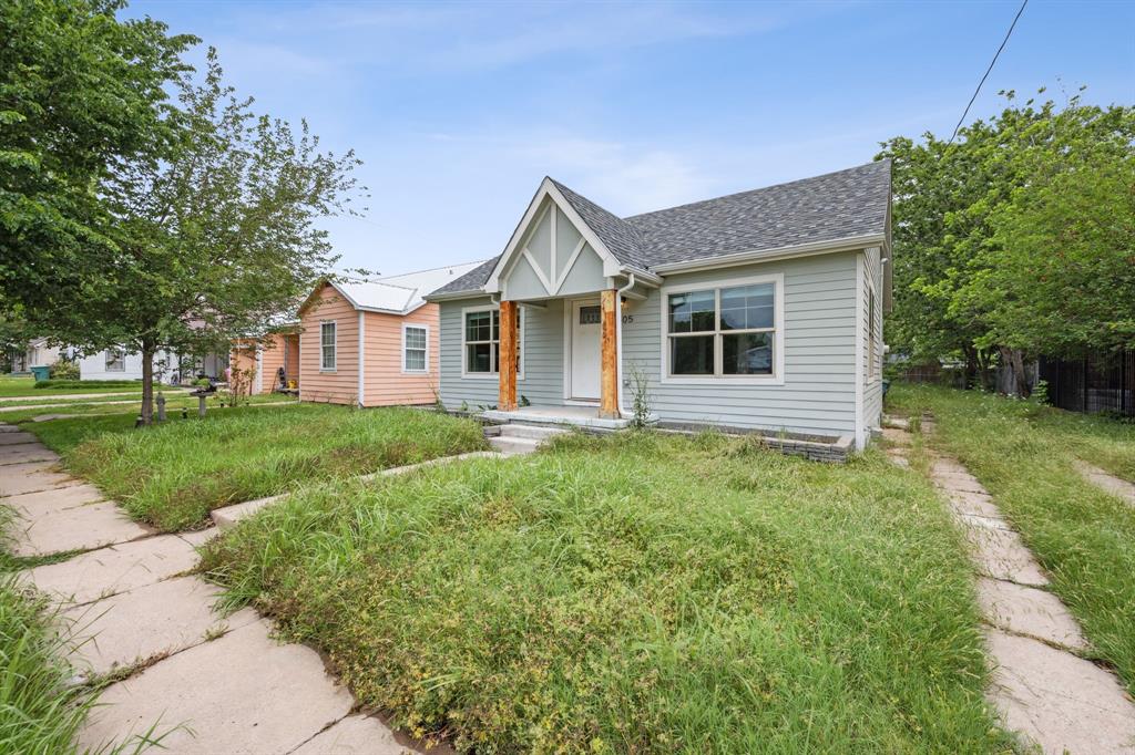1605 South Walnut Street Sherman, TX 75090 - Photo 2 of 28 a front view of house with yard and green space