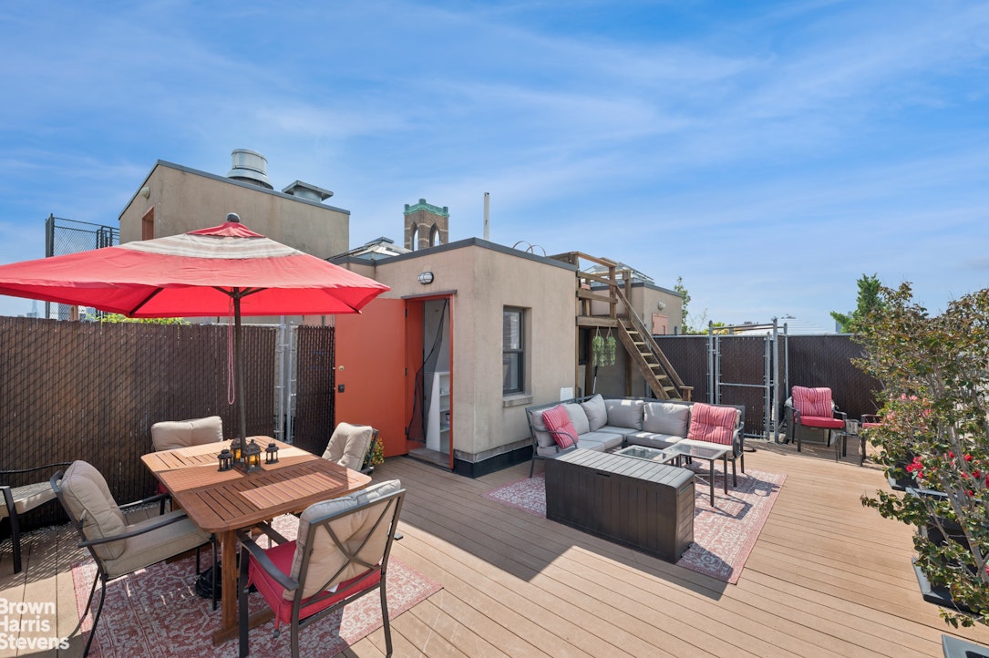 69 East 130th Street, Unit PHB Manhattan, NY 10037 - Photo 10 of 26 a view of a tables and chairs in patio