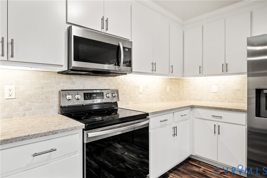 2099 Yacht Club Road Hayes, VA 23072 - Photo 18 of 42 a kitchen with a stove and a microwave