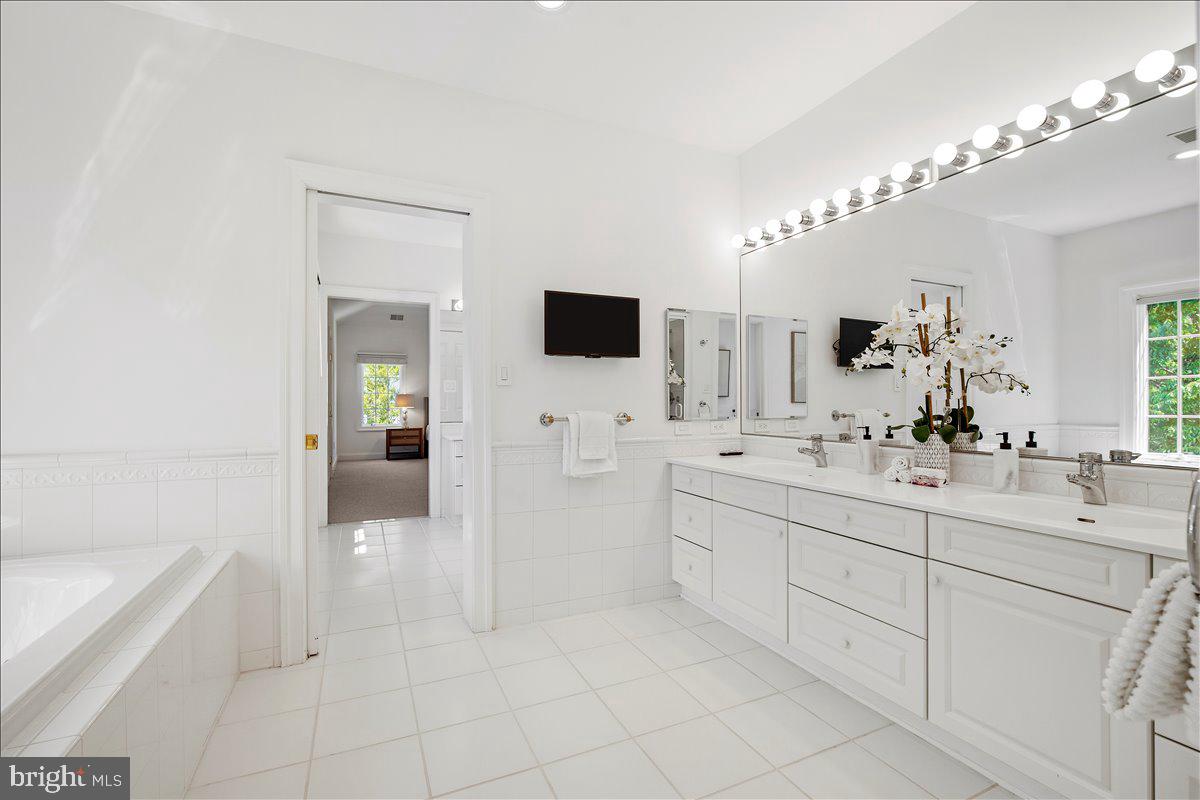 8413 Rapley Ridge Lane Potomac, MD 20854 - Photo 36 of 85 Primary ensuite bathroom