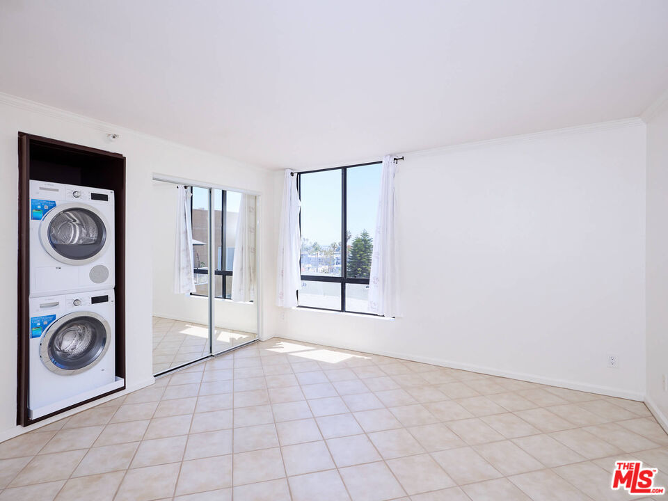 7320 Hawthorn Avenue, Unit 222 Los Angeles, CA 90046 - Photo 21 of 33 a view of a livingroom with washer and dryer