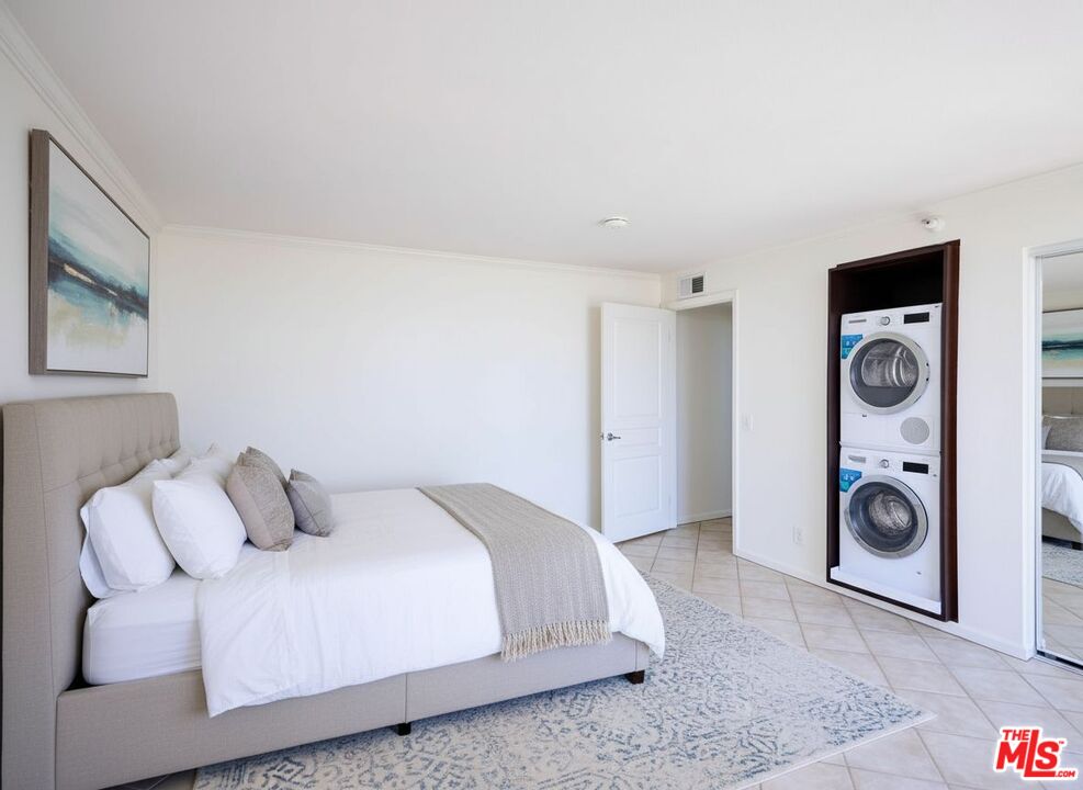 7320 Hawthorn Avenue, Unit 222 Los Angeles, CA 90046 - Photo 22 of 33 a bedroom with a bed and a white bed