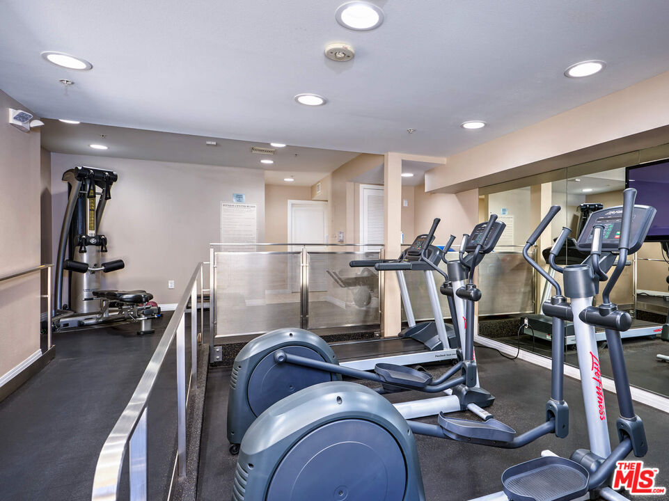 7320 Hawthorn Avenue, Unit 222 Los Angeles, CA 90046 - Photo 25 of 33 a view of a room with gym equipment