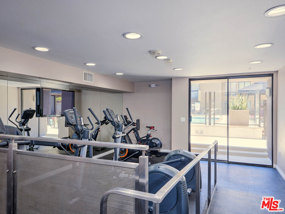 7320 Hawthorn Avenue, Unit 222 Los Angeles, CA 90046 - Photo 26 of 33 a view of a room with gym equipment